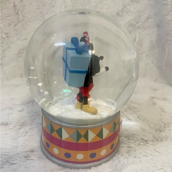 RARE 2018 Disney Store Mickey and Minnie Mouse Snow Globe Present Authentic - Picture 4 of 12